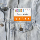 ロゴ付きオレンジスタッフピンバックバッジ名ボタン 缶バッジ (インサイチュ)