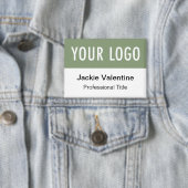 ロゴ付きセージ緑ボタンバッジピンバック名タグ 缶バッジ (インサイチュ)