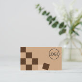 ロゴ付きチェスボモダンードベージュとブラウンカッコいい 名刺 (スタンド正面)
