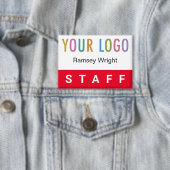 ロゴ付き赤いスタッフピンバックネームバッジボタン 缶バッジ (インサイチュ)