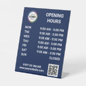 ロゴ入りQRコード付き店舗営業時間表示 - ダークブルー 台座サイン (正面)