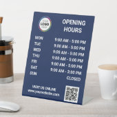ロゴ入りQRコード付き店舗営業時間表示 - ダークブルー 台座サイン (インサイチュ)