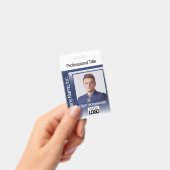 ロゴ写真バッジ – 濃い青と白 バッジ (手持ち)