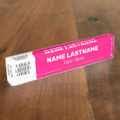 ロゴ名のモダンタイトルを追加シンプルはっきりしたBright Pink デスクネームプレート (側面)
