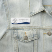 ロゴ名タイトル濃い青の波の白モダン 名札 (インサイチュ)