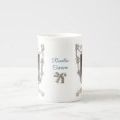 ロサルバ・カレラのオウムを持つ若い女性 ボーンチャイナマグカップ (正面)