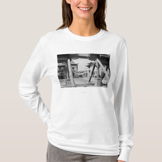 ロサンゼルスのカリフォルニア新しい中華街の通り場面 Tシャツ (正面)