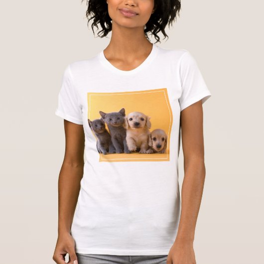 ロシアので青い子ネコおよびダックスフントの子犬 Tシャツ (正面)