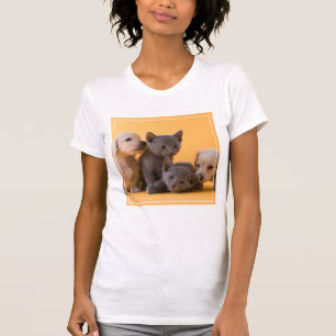 ロシアので青い子ネコ及びダックスフントの子犬 Tシャツ