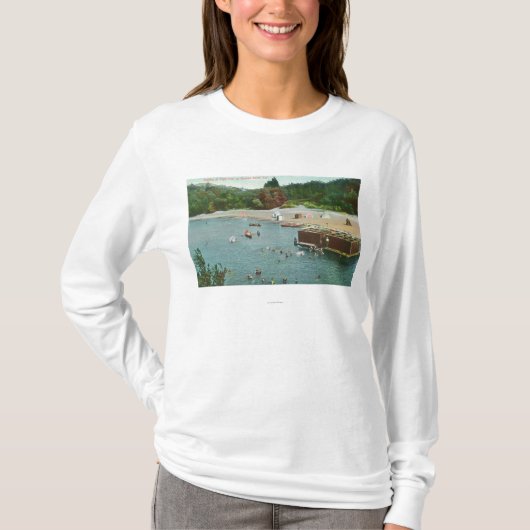 ロシアのな川で泳いでいる群集 Tシャツ (正面)
