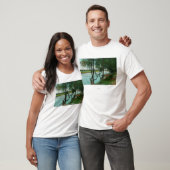 ロシアのな川のボートの着陸の眺め Tシャツ (ユニセックス)