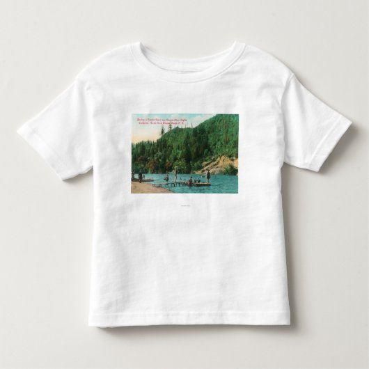 ロシアのな川の波止場の近くの水泳 トドラーTシャツ (正面)