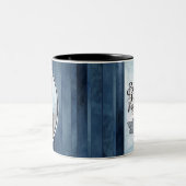 ロシアのな諺のコーヒー・マグ: オオカミの足は彼を食べ物を与えます ツートーンマグカップ (中央)