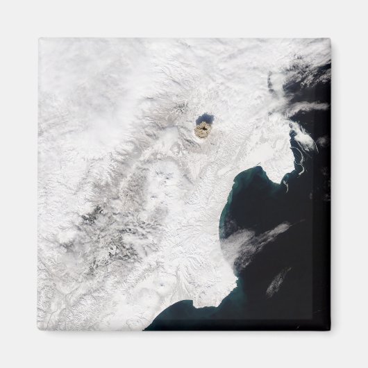 ロシアのカムチャッカ・クライにあるシベロチ火山 マグネット (正面)