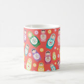 ロシアの人形マグ – 赤い背景 コーヒーマグカップ (中央)