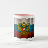 ロシアの旗を振っている ツートーンマグカップ (中央)
