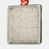 ロシアの要求を示すポーランド メタルオーナメント (左)