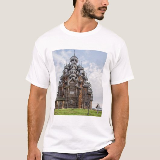 ロシアの豪華な木造教会 Tシャツ (正面)