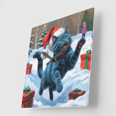 ロシアンブルーの猫が雪の中をクリスマス帽子をかぶって走る スクエア壁時計 (傾斜)