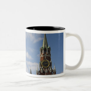 ロシア、モスクワ、赤い広場のスパスカヤタワー ツートーンマグカップ