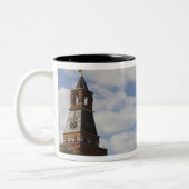 ロシア、モスクワ、赤い広場のスパスカヤタワー ツートーンマグカップ (左)