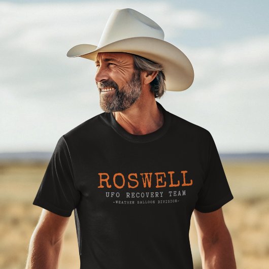 ロズウェル飛んでいるエイリアンソーサー – UFOリカバリチーム Tシャツ