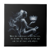 ロタス・ヨガ講師　瞑想のポーズ　輝くミスト タイル (正面)