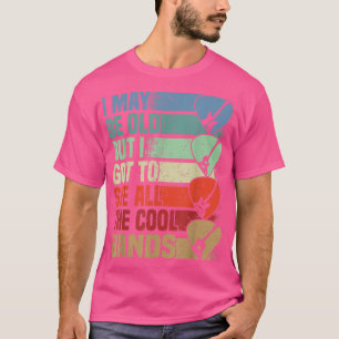 ロッカーとギタ得ーの恋人はバをカッコいい見る Tシャツ