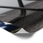 ロッカールームに座っているサッカー選手 ポスター (角)