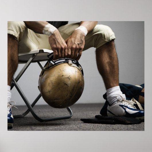 ロッカールームに座っているサッカー選手 ポスター (正面)