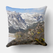 ロッキー山脈を見つめる黄色いベリーズのマーモット クッション (裏面)