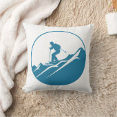 ロッキー山脈を青とWhでスキーをするスノースキーヤー クッション (ブランケット)