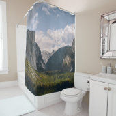 ロッキー山近くの白の下の緑の草原  シャワーカーテン (インサイチュ)