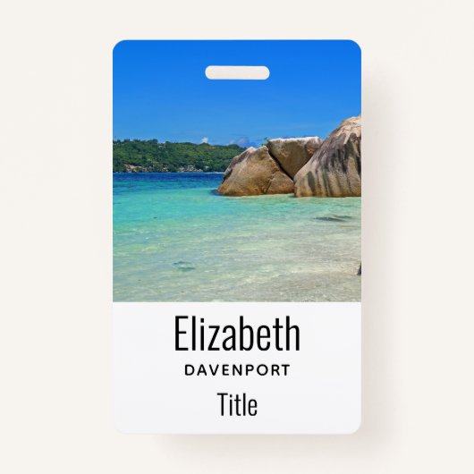 ロッキー海と美しい熱帯ビーチ バッジ (裏面)