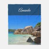 ロッキー海と美しい熱帯ビーチ フリースブランケット (正面)