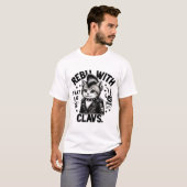 ロックな爪を持つ反逆猫 パンク猫のエッジーなスタイル Tシャツ (正面フル)