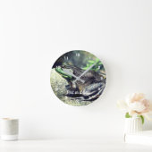 ロックの上の大きな年老いたブルフロッパーソナライズされたグ ラウンド壁時計 (ホーム)