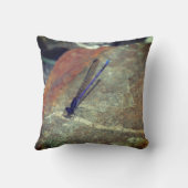 ロックアップにポーズを付ける紫色のダンセルフライ クッション (裏面)