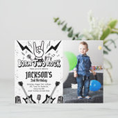 ロックアンドロール生まれパーティー2つのロック誕生日写真 招待状 (スタンド正面)