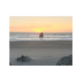 ロックキスをするイン金ゴールドビーチオレゴン州アットサンセット メタルプリント