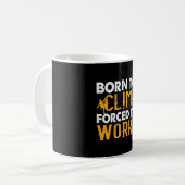 ロッククライミングが好きで仕事にしているアウトドア派 コーヒーマグカップ (正面左)