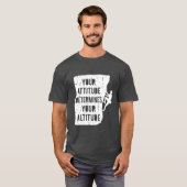 ロッククライミング 引用 「態度が高度を決める」 Tシャツ (正面フル)