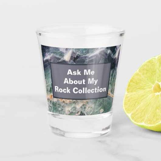 ロックコレクターユーモア紫の緑の研磨石 ショットグラス (正面)