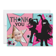 ロックスターの女の子バンドは水のピンク感謝していしています