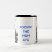 ロックスターママ：あなたの内の岩の女神をチャンネル ツートーンマグカップ (中央)