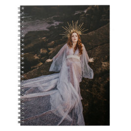 ロックスパイラルのノートに横たわる目まい女性 ノートブック