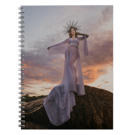 ロックスパイラル・ノートに立つ豪華な女性 ノートブック