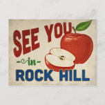 ロックヒルサウスカロライナApple - Vintage Travel ポストカード<br><div class="desc">Rock Hill South Carolina魅力的ヴィンテージ旅行はがき美しい赤いリンゴとおもしろいレトロなスタイル文字を搭載し、「ロックヒルであなたを見る」と言う</div>