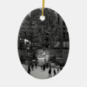 ロックフェラーの中心及びアイススケーターのクリスマス セラミックオーナメント (正面)