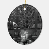 ロックフェラーの中心及びアイススケーターのクリスマス セラミックオーナメント (左)